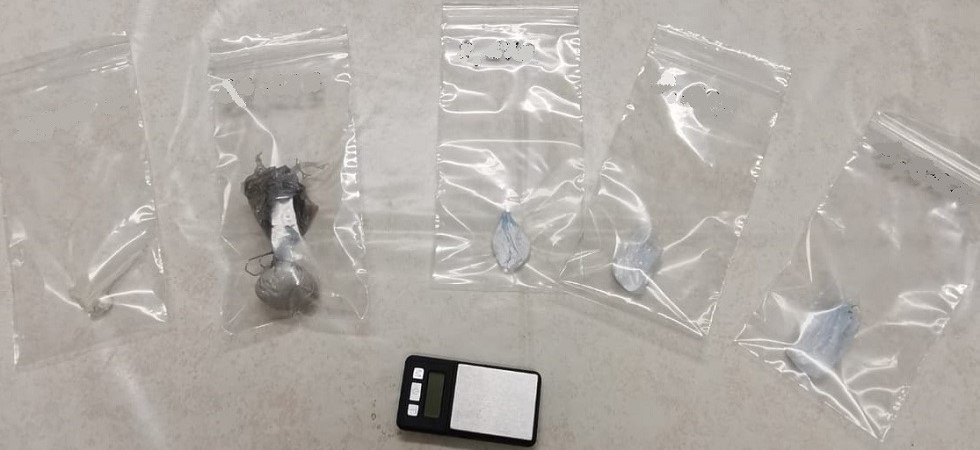 27enne arrestato per spaccio: in casa gli trovano 20 grammi di cocaina, sostanze per tagliare la droga e un bilancino